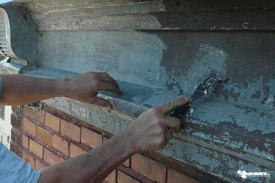 renovation corniche bois decapage manuel entreprise batiment moret