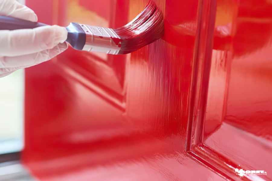 renovation mise couleur rouge porte interieure bois artisant decorateur moret