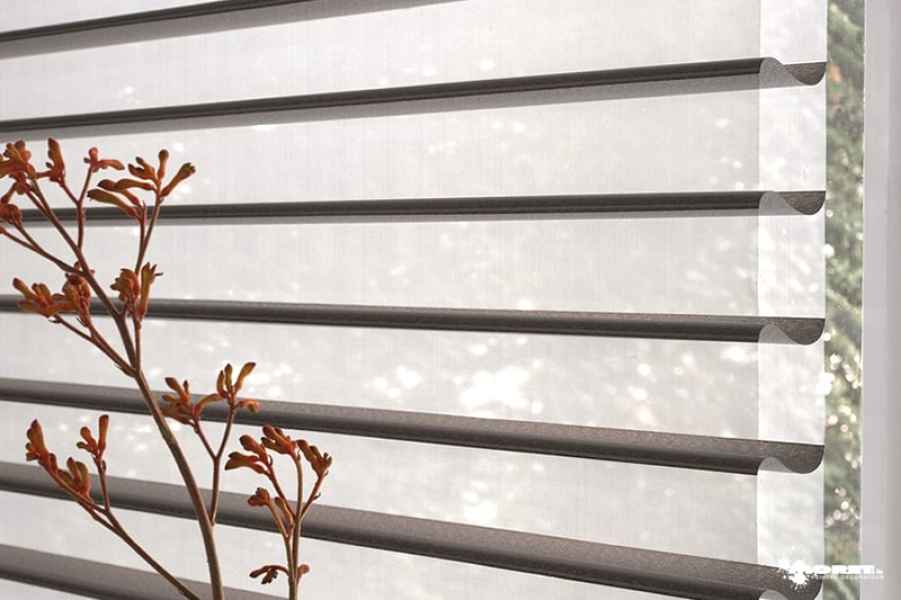 installation mini store venitien silhouette luxaflex sur mesure entreprise decorateur interieur moret