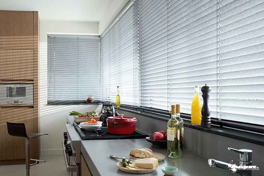 installation stores venitiens diaz gris clairs sur mesure cuisine entreprise decorateur interieur moret