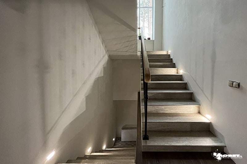 Enduit minéral Mortex - Béton ciré dans une cage d'escalier - Artisan peintre décorateur Moret